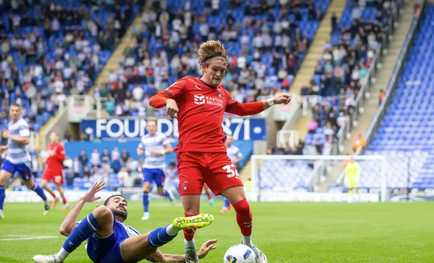 A Cagey Opening Sets the Tone